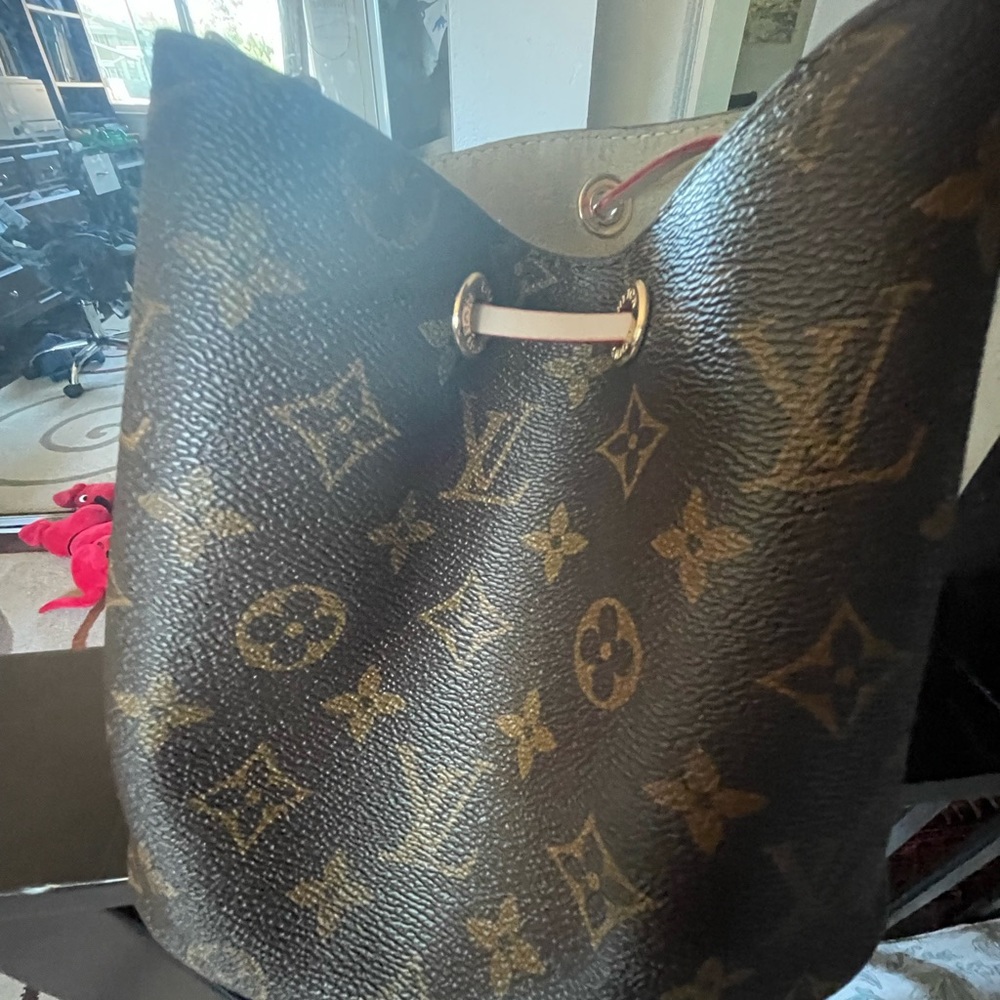 Louis vuitton adjustable shoulder bag with money pocket